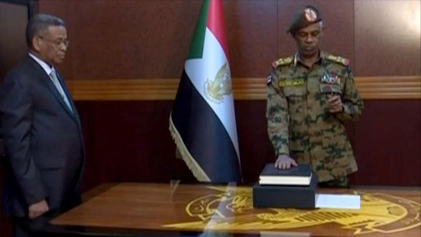 Министр обороны стал временным главой Судана 