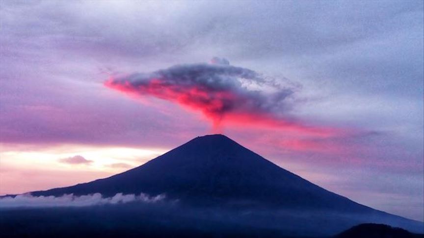 Setelah erupsi, pagi ini Gunung Agung diselimuti asap kelabu