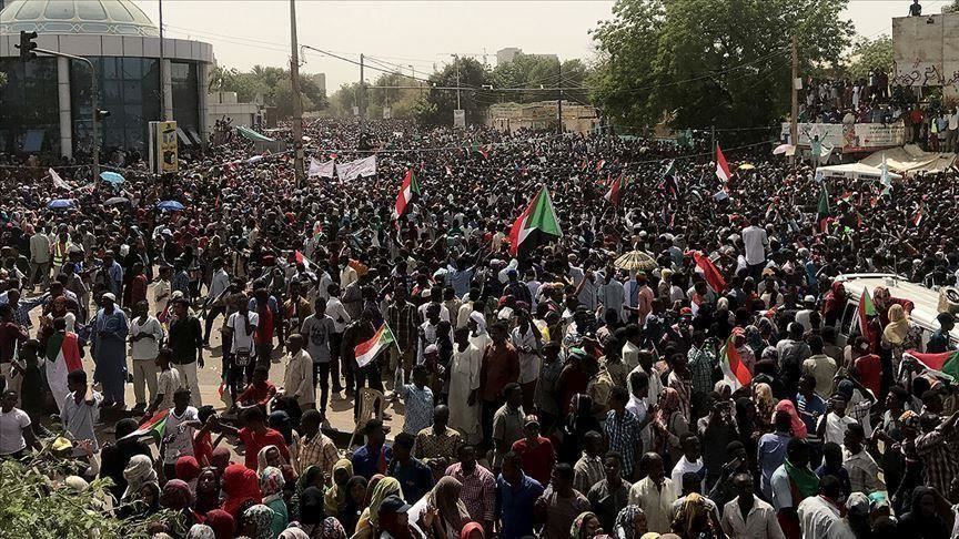 Des milliers de Soudanais dans la rue pour célébrer le départ de Bin Ouf du Conseil militaire