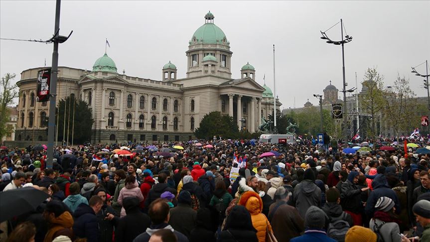 Više hiljada ljudi iz cele Srbije protestuje u Beogradu