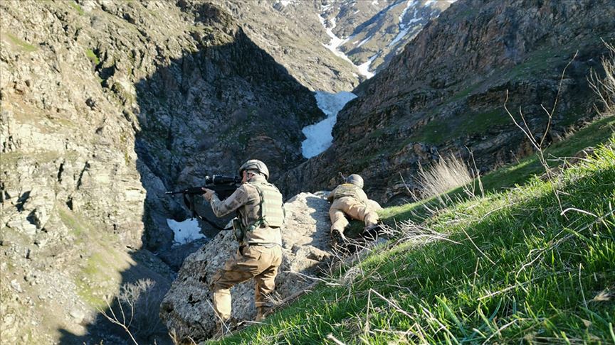 PKK'lı teröristlerin 11 kış sığınağı imha edildi