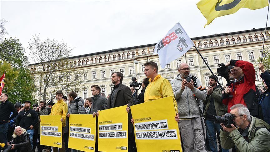 Сторонники и противники ксенофобии провели акции в Вене