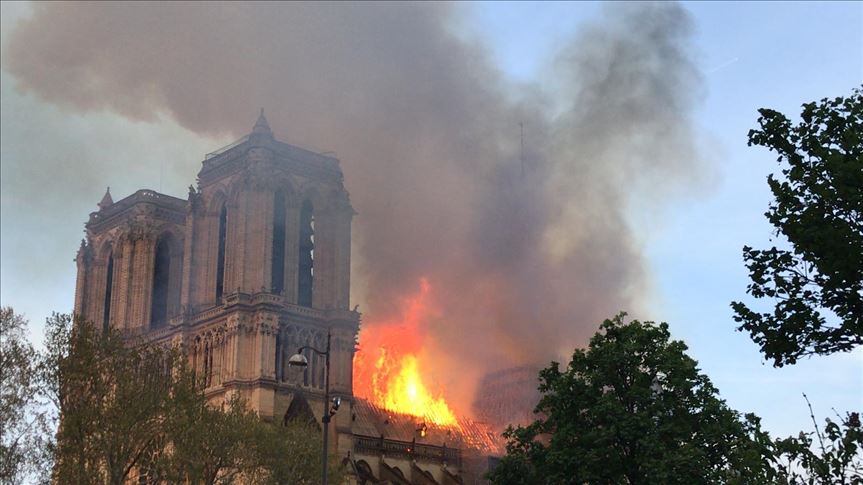 Incendio amenaza la catedral de Notre Dame, en París
