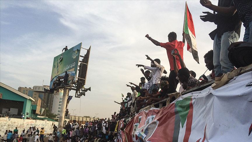 Sudan'da ordu göstericileri dağıtıyor
