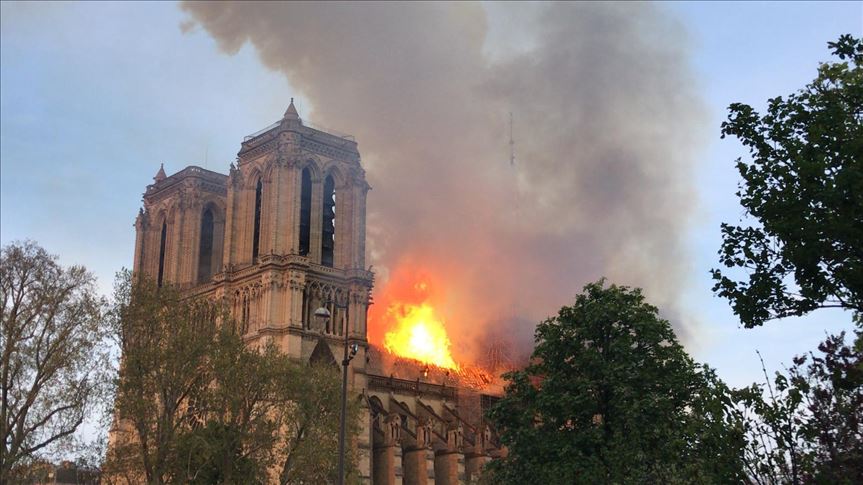  Gori katedrala Notre-Dame u Parizu, srušio se glavni toranj, javljaju lokalni mediji