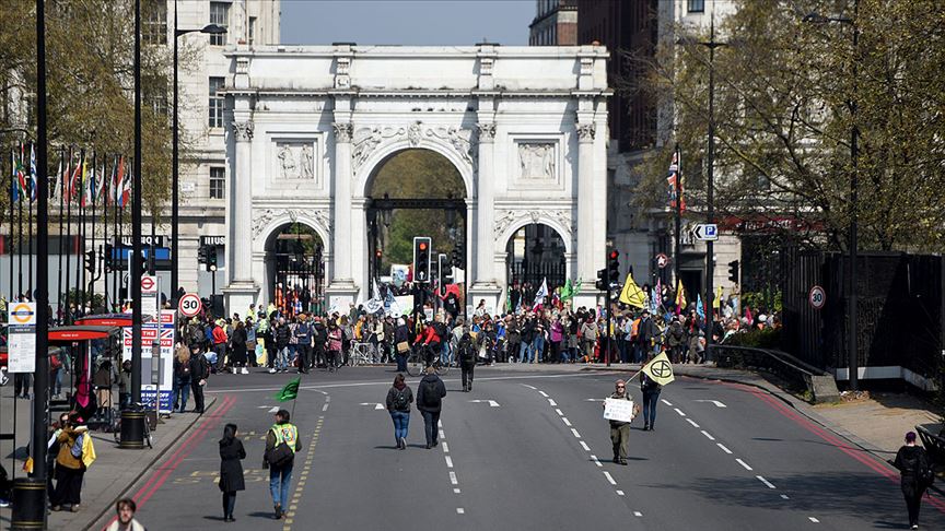 Londra'da çevreciler yolları kesti