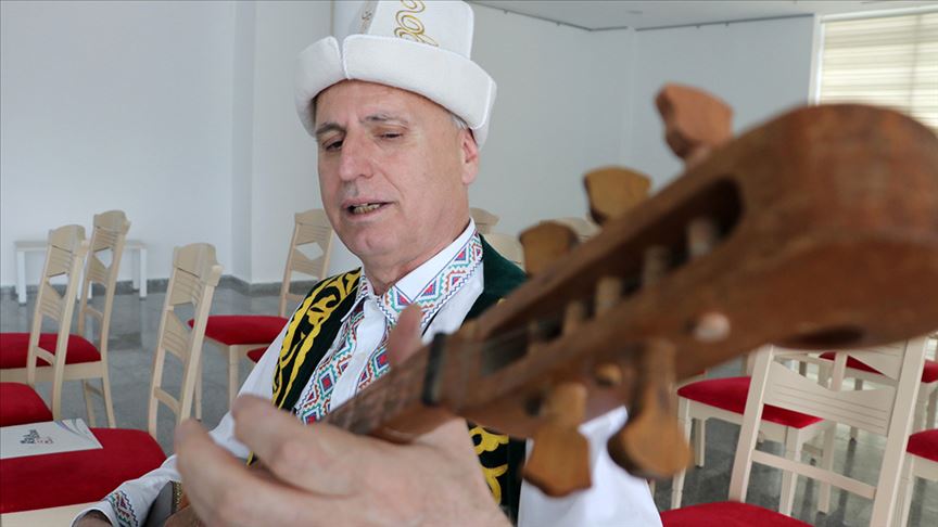Ülke ülke gezip Türk dünyası müziğini tanıtıyor