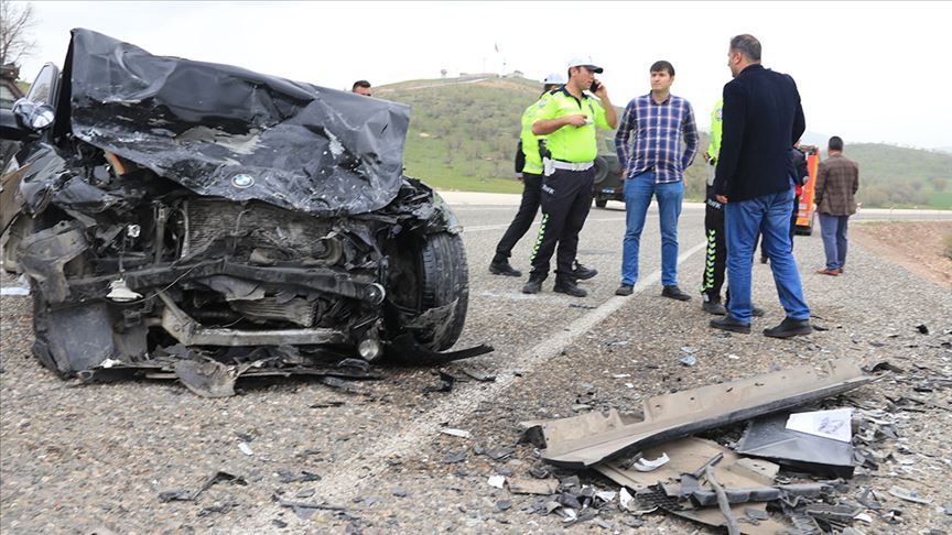 Diyarbakır'da iki otomobil çarpıştı: 3 ölü, 6 yaralı
