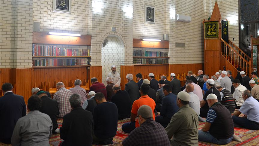 Diyanet İşleri Başkanı Erbaş terör saldırısının mağdurlarıyla görüştü