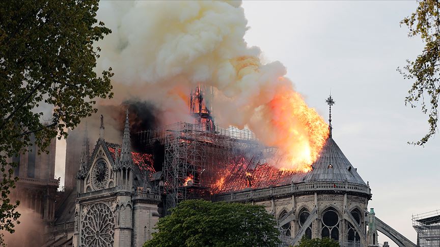 Fransa'nın sembolü Notre Dame alevlere teslim oldu 