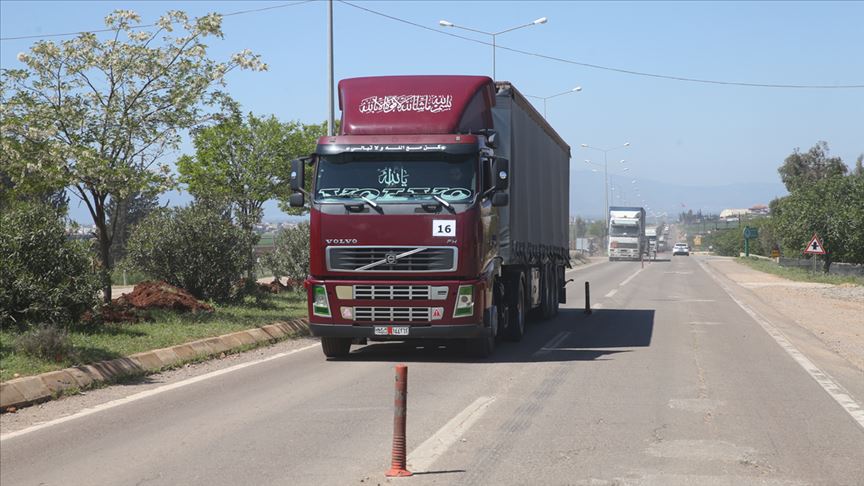 30 شاحنة مساعدات أممية تعبر من تركيا إلى إدلب 