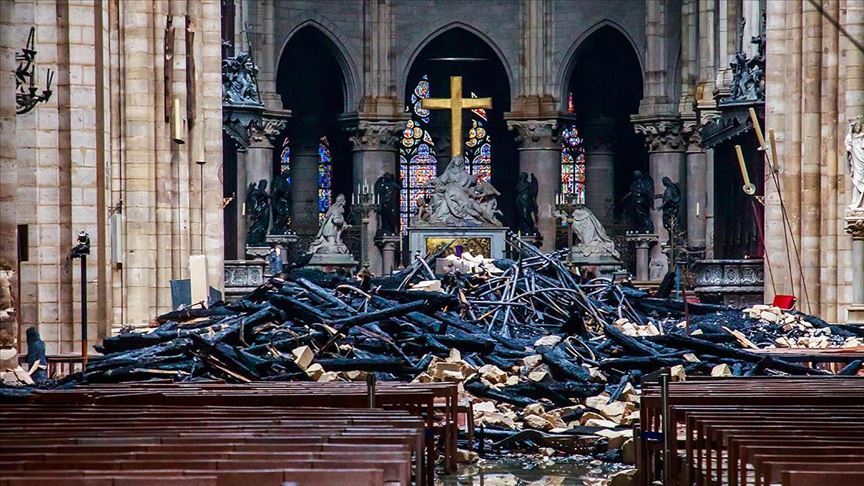 Fransa İçişleri Bakanı Castaner: Notre Dame'daki birçok eserin tahrip olma riski var