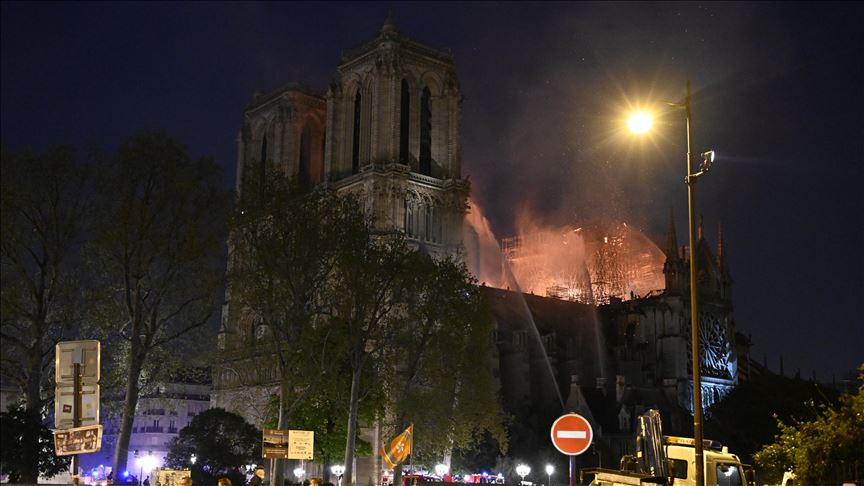 Incendio destruye buena parte de la catedral de Notre Dame en París