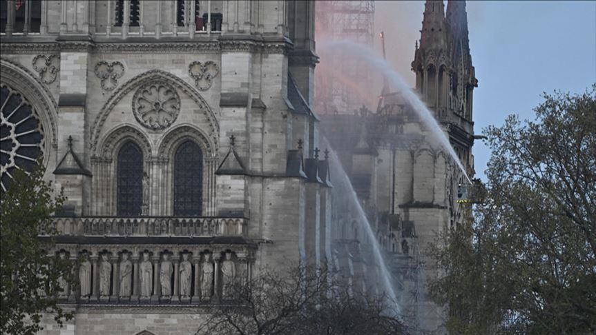 Vatrogasci nakon 8,5 sati borbe ugasili požar u katedrali Notre Dame