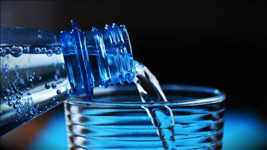'Ses sağlığınız için günde 2 litre su için'