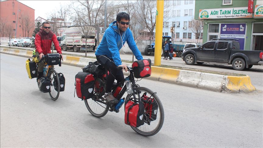 سفر دو گردشگر اسپانیایی با دوچرخه به استان آغری ترکیه