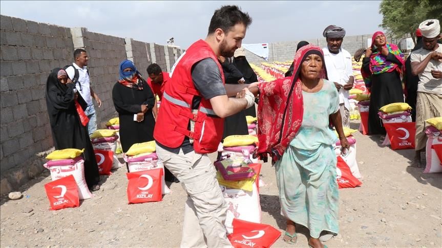 الهلال الأحمر التركي يدشن توزيع 11 ألف سلة غذائية باليمن
