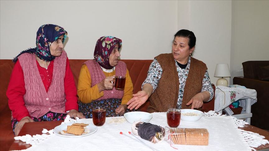 Eşinin engelli iki halasına 'bebek' gibi bakıyor