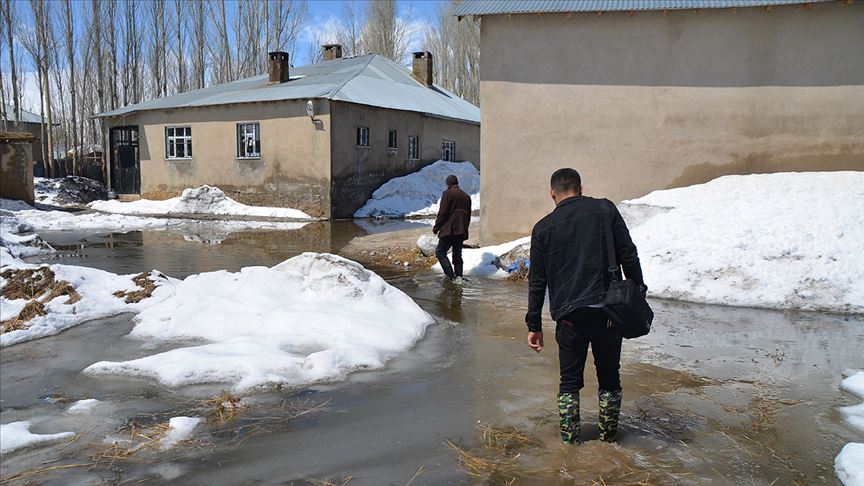 Yüksekova'da bazı evleri su bastı