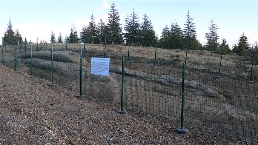 Efsanevi 'Ejderha Taşı'nda define aramışlar