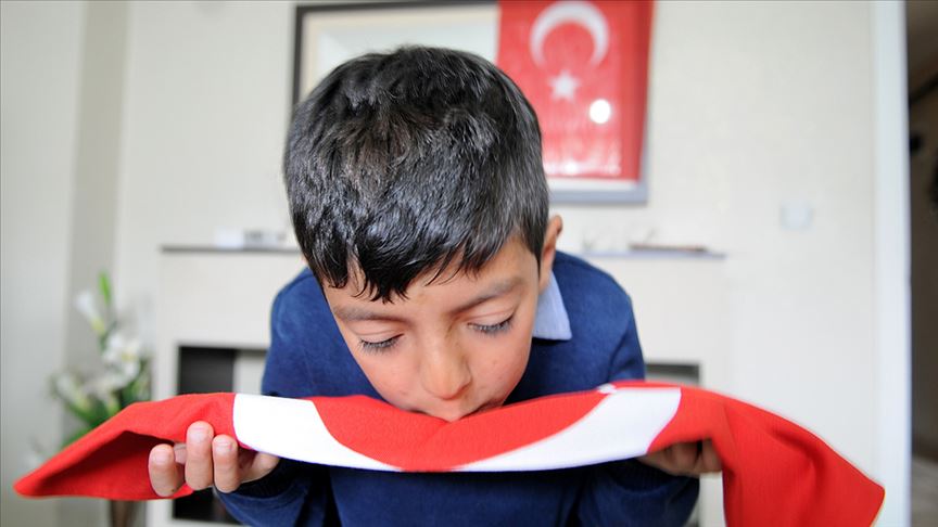 O çocuğa Türk bayrağı hediye edildi
