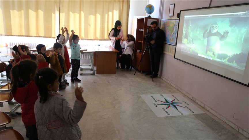 تركيا.. أطفال يخاطبون الرسوم المتحركة عبر نظام رقمي