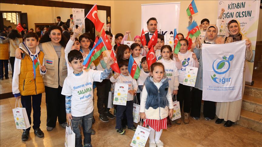 ترکیه 30 هزار جلد کتاب میان دانش آموزان باکو توزیع کرد