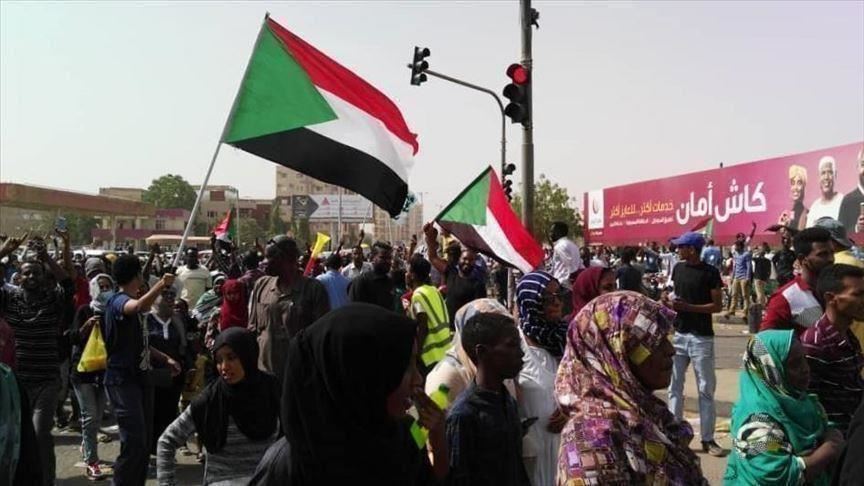 السودان..شارة ثورية "حمراء" بطريق السعودية والإمارات (تقرير)