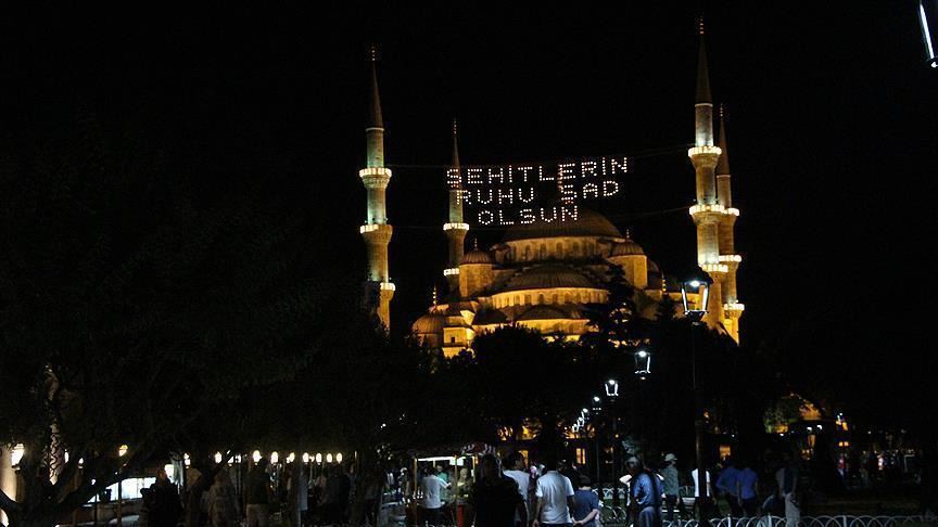 "المحيا" العثمانية تزين مساجد تركيا في رمضان منذ 450 عاما