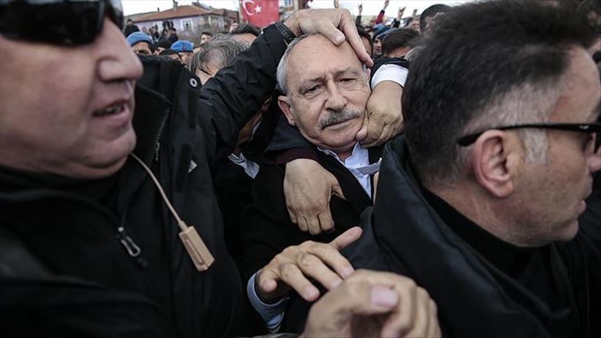 تركيا.. مواطنون يعتدون على "قليجدار أوغلو" خلال جنازة شهيد