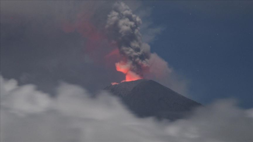 Shpërthen vullkani Agung në Bali, banorët mbajnë maska mbrojtëse