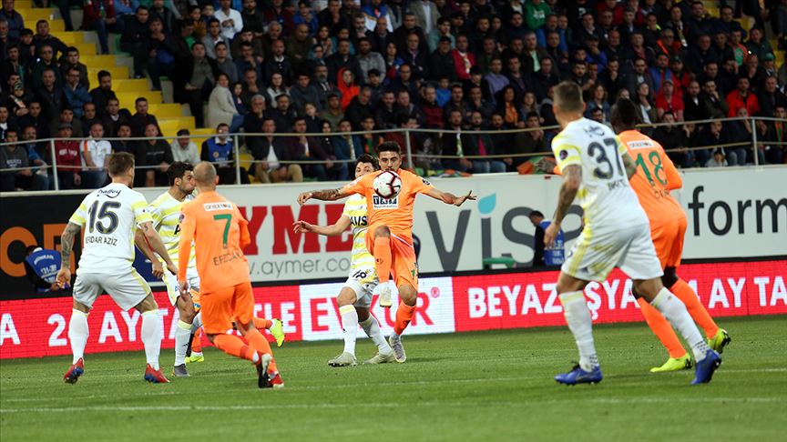 Alanyaspor Fenerbahçe'yi tek golle geçti