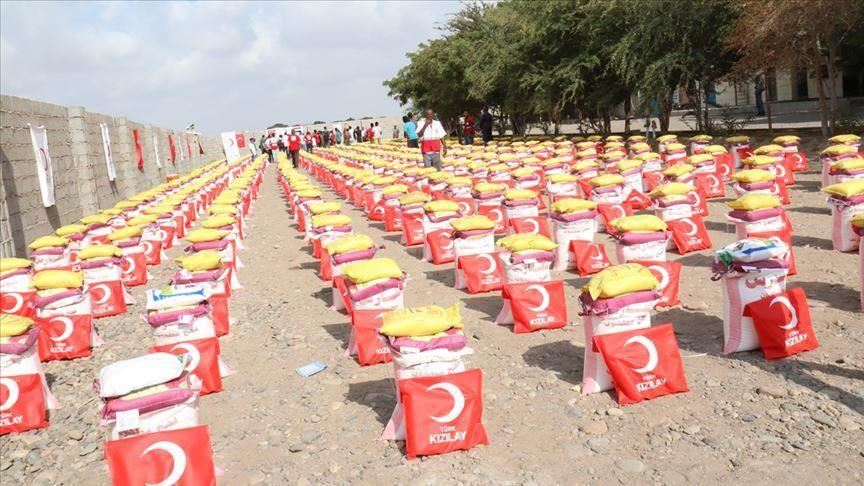 اليمن.. الهلال الأحمر التركي يوزع 2400 سلة غذائية بمأرب وأبين