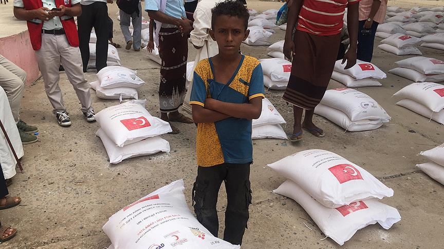 هلال احمر ترکیه میان نیازمندان یمنی بسته‌های مواد غذایی توزیع کرد