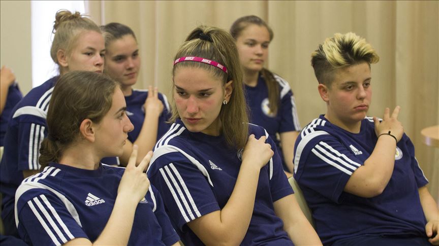 Nogometašice U-16 reprezentacije uče znakovni jezik kako bi komunicirali sa kolegicom 