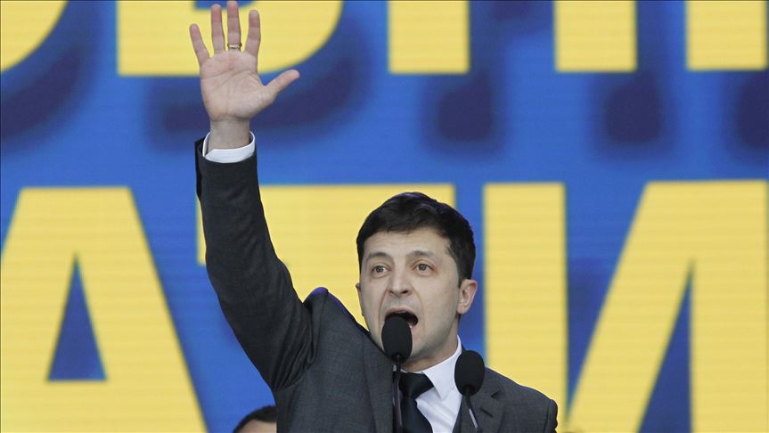 Ukraine: Zelensky elected president in landslide win