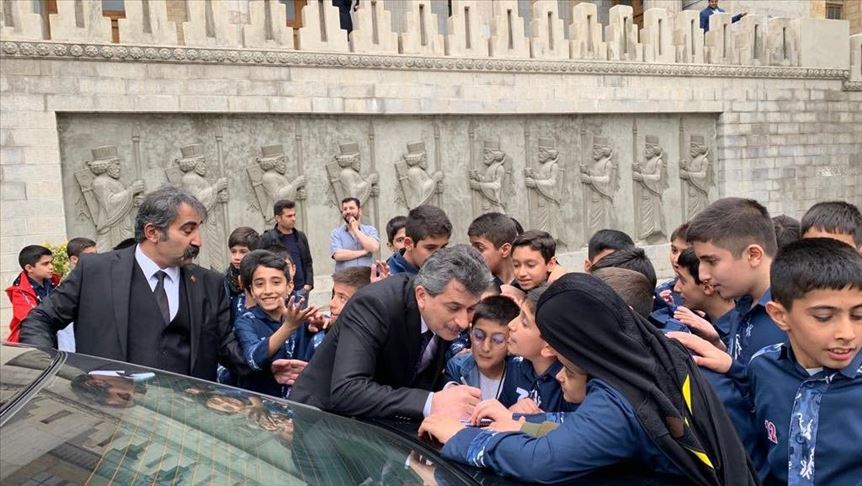 ابراز علاقه دانشآموزان ایرانی به سفیر ترکیه در تهران