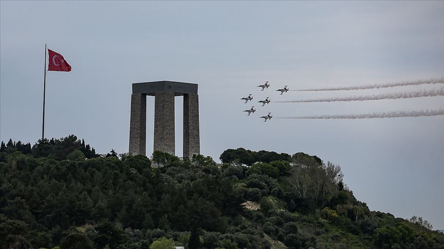 'Türk Yıldızları' Şehitler Abidesi semalarında
