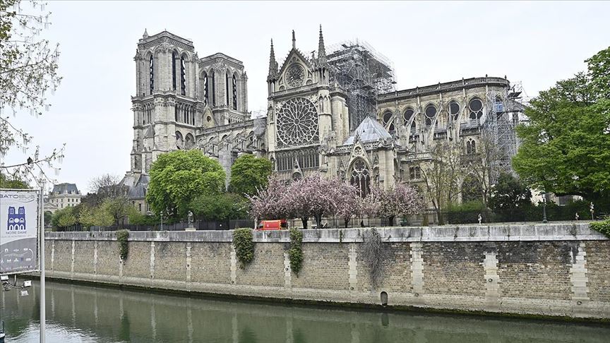 Notre Dame Katedrali'nin yeniden inşası için yasa tasarısı