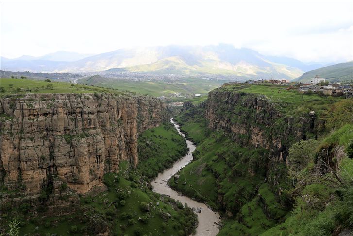 الربيع يضفي جمالا على وادي "رواندز" شمالي العراق