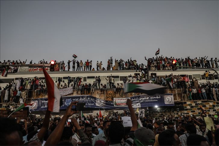 قطار الثورة السودانية يخشي "تعطيلا رئاسيا" من مصر (تقرير)