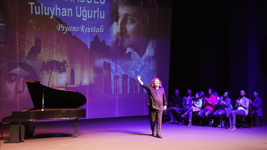 Piyanist Tuluyhan Uğurlu Diyarbakır'da konser verdi