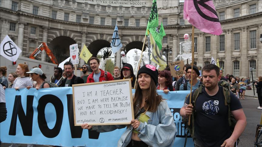 Ambientalistas bloquean centro financiero en Londres 