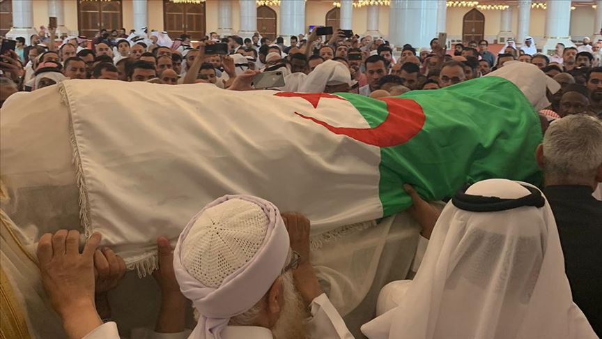 صلاة الجنازة على عباسي مدني في الدوحة بحضور أمير قطر