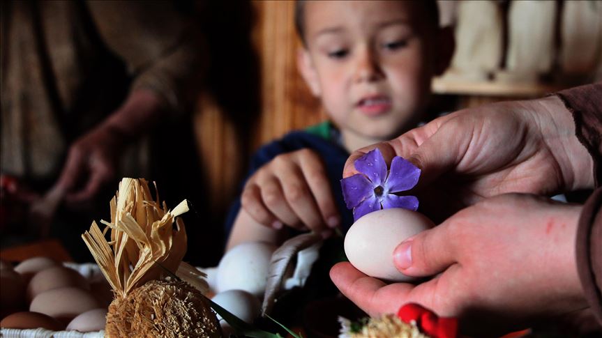 Sokobanja: Tradicija farbanja jaja u ljuskama luka, cvekli i koprivi po bakinom receptu