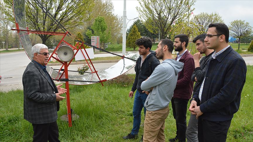 Tasarladığı "güneş fırını"nı öğrencilerinin hizmetine sundu