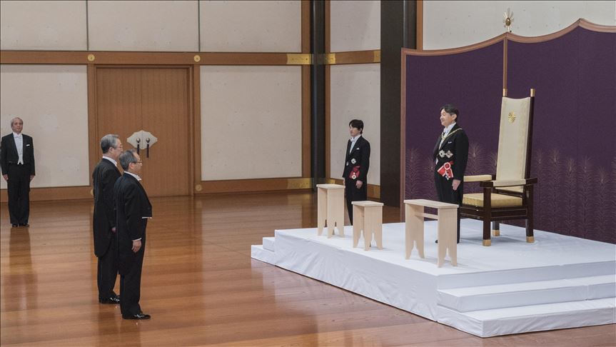 El nuevo emperador japonés jura estar al lado del pueblo