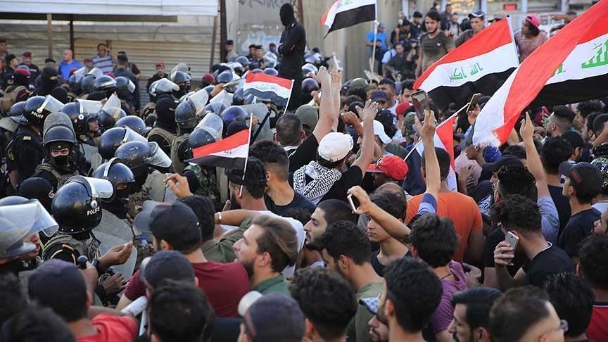 محتجون عراقيون ينزلون علم الكويت من قنصليتها في البصرة