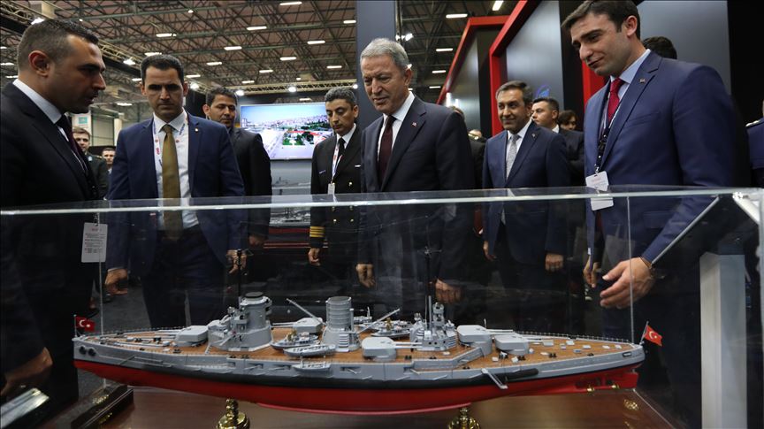 دیدارهای وزیر دفاع ترکیه با مقامات حاضر در نمایشگاه صنایع دفاعی استانبول