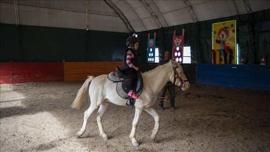 Down Sendromlu Cocuklara At Ustunde Terapi